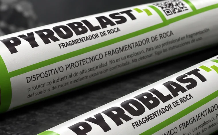 Etiqueta blanca y verde con el nombre Pyroblast y código QR